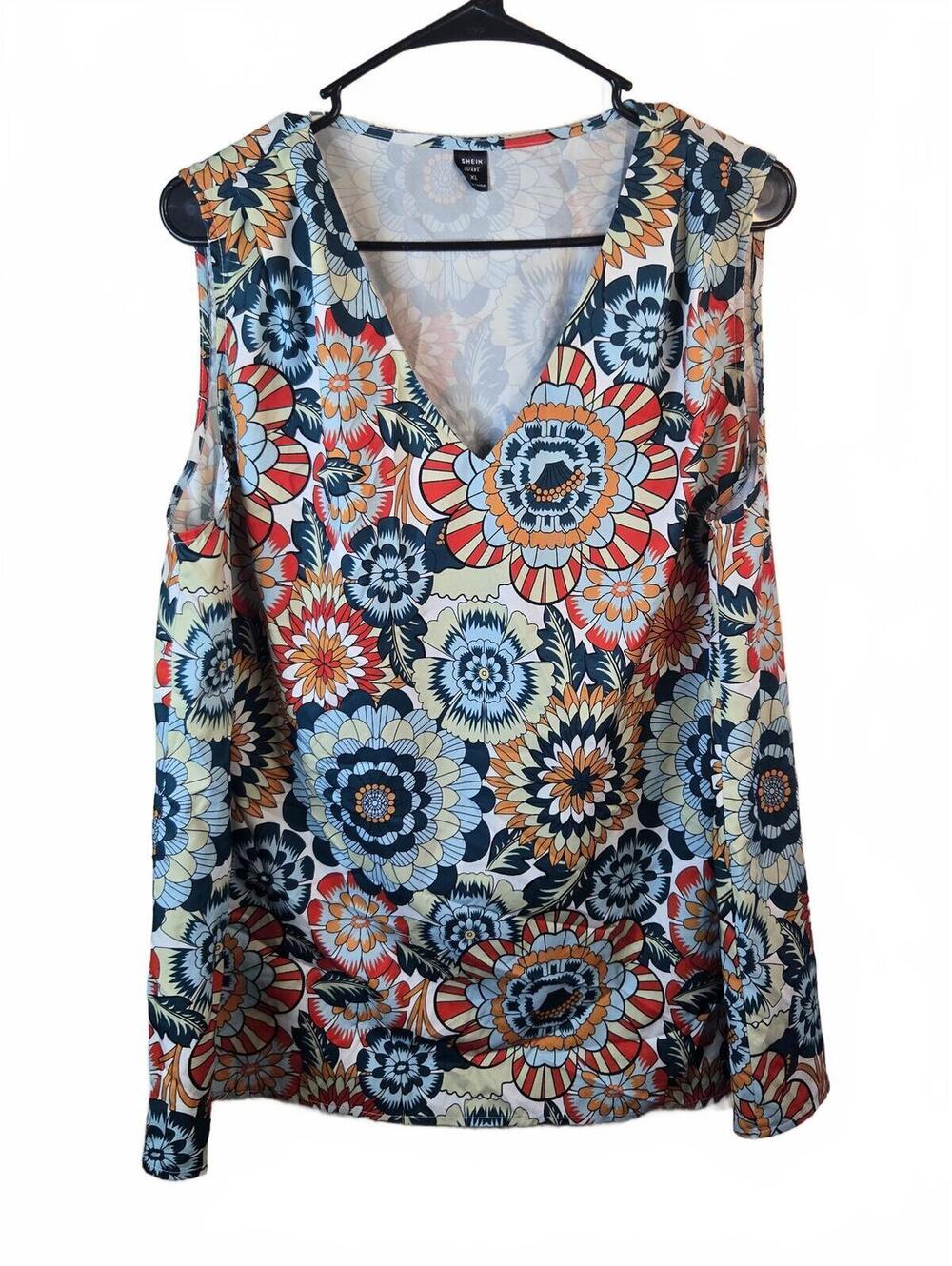 SHEIN Curve 2XL Floral Sleeveless V-Neck Top